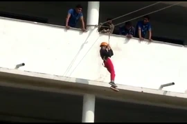 Bé gái rơi từ độ cao 9 m do sơ suất của trường học