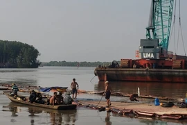 Video: Tìm 3 thợ lặn mất tích khi trục vớt tàu 8.000 tấn