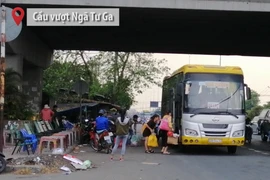 Xe khách phớt lờ biển cấm 'vợt khách' dọc QL1 