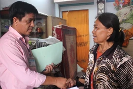Video: Cán bộ phường đến tận nhà làm hồ sơ cho dân ở TP.HCM