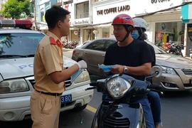 Video: CSGT TP.HCM phát khẩu trang miễn phí cho người dân