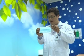'Mục sở thị' bác sĩ rửa tay, đeo khẩu trang chống Corona