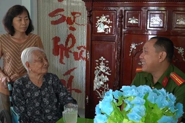 Video: Công an Tân Bình thăm, tặng quà mẹ Việt Nam anh hùng 