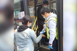 Người dân Vũ Hán đi xe buýt trở lại sau nhiều tháng bị cấm