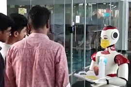 Sợ COVID-19, robot cũng phải mang khẩu trang