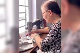 Cụ bà tự tay may khẩu trang tặng người nghèo