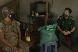 Bộ đội biên phòng Đắk Lắk tặng gạo cho đồng bào vùng biên giới