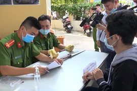 Người dân Bình Thạnh đem súng ngắn, đạn... nộp cho công an