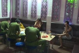 Quán karaoke mở cửa đón khách bất chấp lệnh cấm