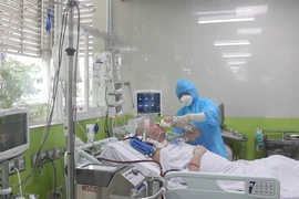Bệnh nhân 91 bắt tay với bác sĩ và có thể mỉm cười