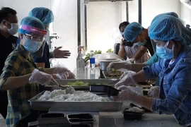 Bếp cơm ‘5 sao’ phục vụ y, bác sĩ tuyến đầu chống dịch