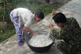 Phụ nữ nấu cơm phục vụ bộ đội tìm người mất tích