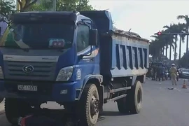 Video: Đang dừng đèn đỏ, người phụ nữ bị xe cán tử vong