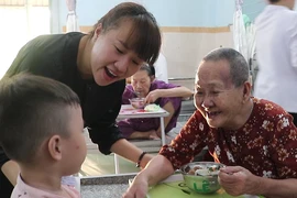 Trải nghiệm bữa cơm 2.000 đồng của vợ chồng trẻ