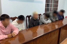Video: Nhóm học sinh mang theo hung khí chuẩn bị hỗn chiến
