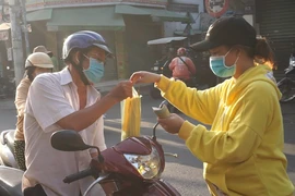 Video: Đổ xô mua heo quay, cá lóc nướng cúng Thần Tài