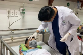 Video: Cứu sống thanh niên bị thanh sắt cắm xuyên mặt