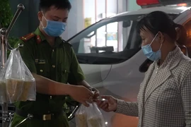 Video: Cùng các chiến sĩ công an nấu cháo tặng bệnh nhân