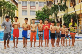 Video: Lớp dạy bơi miễn phí cho trẻ mồ côi giữa lòng Sài Gòn