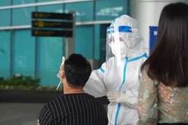 Video: 2.000 nhân viên ở sân bay Đà Nẵng xét nghiệm COVID-19