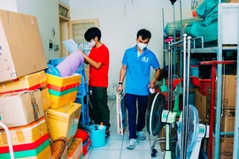 Chàng trai 'giải cứu' sinh viên khi ký túc xá thành khu cách ly