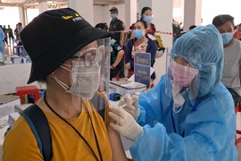 Video: Công nhân tại Bình Dương đồng loạt được tiêm vaccine phòng COVID-19 mũi 1