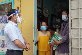 Video: Bộ LĐ-TB&XH trao túi an sinh xã hội hỗ trợ người lao động khó khăn 