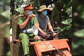 Video: Công an dùng máy cày vào buôn phát thực phẩm cho người dân