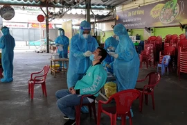 Video: Shipper vui mừng được xét nghiệm COVID-19 miễn phí để sẵn sàng giao hàng