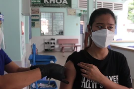 Video: Người tạm trú, người cao tuổi vui mừng vì được tiêm vaccine