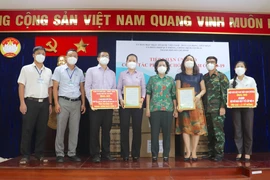 Video: 10.000 bộ đồ bảo hộ cấp độ 4 được trao tặng cho bệnh viện dã chiến