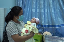 Video: Tìm cha mẹ cho bé sơ sinh bị bỏ rơi ở TP Thủ Đức