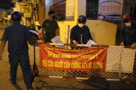 Video: Tháo dỡ rào chắn trong đêm ở quận Phú Nhuận, TP.HCM