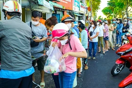 Video: Xếp hàng từ rạng sáng để mua gà cúng mùng 3 Tết