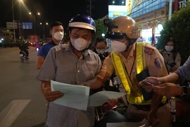 Kiểm tra nồng độ cồn, tài xế tự nhận: ‘Đi đám giỗ uống có 2 chai’