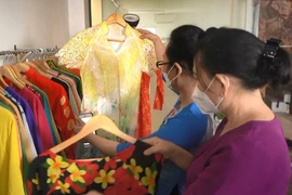 ‘Áo dài 0 đồng’ ấm lòng chị em phụ nữ ngày 8-3