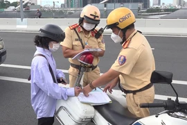 Video: Xử phạt nhiều trường hợp tụ tập, đậu xe trên cầu Thủ Thiêm 2