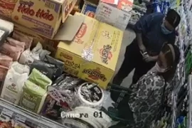 Video: Hai người phụ nữ ‘siêu trộm’ cửa hàng tiện lợi ở TP Thủ Đức