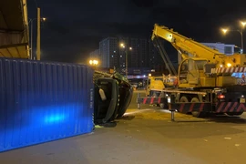 Video: Xe container chở hàng chục tấn vải sợi bị lật nhào trên đường