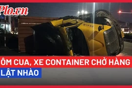 Video: Xe container chở hàng lật nhào lúc ôm cua tại Bình Dương