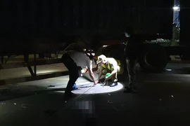 Video: Xe máy tông vào container, một thanh niên tử vong