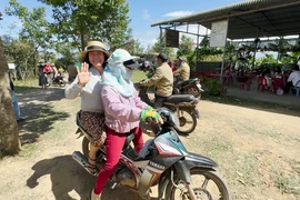 Những người phụ nữ gắn với nghề xe ôm ở núi Linh Quy Pháp Ấn, Lâm Đồng