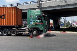 Video: Container va chạm xe máy ở ngã tư An Sương, một người tử vong 