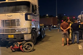 Video: Xe đầu kéo rẽ phải, cán chết người đi xe máy