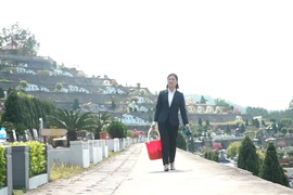 Video: Người phụ nữ gần 10 năm chăm sóc những ngôi mộ ở nghĩa trang