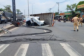 Video: Xe tải cẩu kéo ngã cột điện, lật nhào trên đường