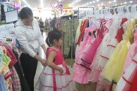 Đua với Tết để sắm quần áo cho con