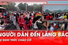 Người dân tập trung trước Lăng Chủ tịch Hồ Chí Minh từ sớm dự nghi thức chào cờ