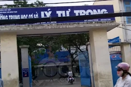 Bị phụ huynh la mắng, học sinh lớp 9 nhảy từ lầu 3 xuống đất 