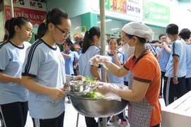 Buổi trưa khác lạ ở trường học '3 riêng' về bán trú